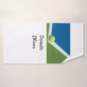 テニスボールがコートのバックグラウンドコーチに入っている   バスタオル (バスタオル)