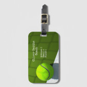 テニスボールがコートの裏手にあるコーチ ラゲッジタグ (正面縦)