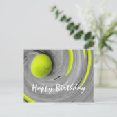 テニスボールがコートの誕生日に回転する ポストカード (スタンド正面)