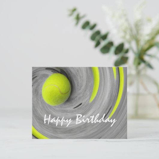 テニスボールがコートの誕生日に回転する ポストカード (スタンド正面)
