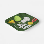 テニスボールが緑に輝くテニス40th誕生日 ペーパープレート (傾斜あり)