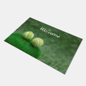 テニスボールが緑の草の上にある ドアマット (アングル)