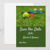 テニスボールが緑の草地に愛のウェディング 招待状 (正面/裏面)