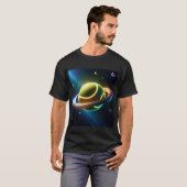 テニスボールとして土星の惑星、スポーティな宇宙デザイン Tシャツ (正面フル)