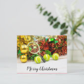 テニスボールとクリスマスデコレーション付きラケット ポストカード (スタンド正面)