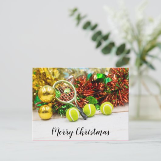 テニスボールとクリスマスデコレーション付きラケット ポストカード (スタンド正面)