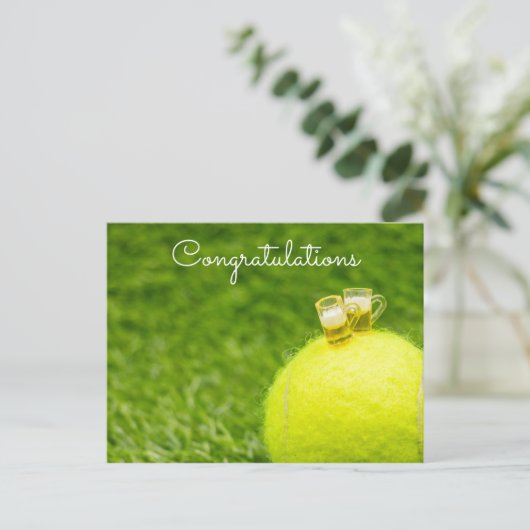 テニスボールとグラス入りビールおめでとう ポストカード (スタンド正面)