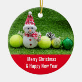 テニスボールとサンタクロースがクリスマス休暇に セラミックオーナメント (正面)