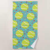 テニスボールとハートのパタパーソナライズされたーン ビーチタオル (正面)