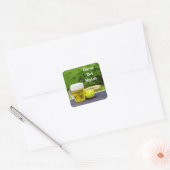 テニスボールとビアゲームセットの試合のグラス スクエアシール (封筒)