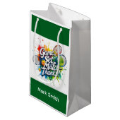 テニスボールとラケットがコートに名を連ねる スモールペーパーバッグ (正面アングル)