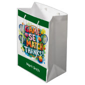 テニスボールとラケットがコートに名を連ねる ミディアムペーパーバッグ (正面アングル)