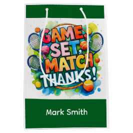 テニスボールとラケットがコートに名を連ねる ミディアムペーパーバッグ