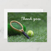 テニスボールとラケットが緑の芝生の上 ポストカード (正面/裏面)