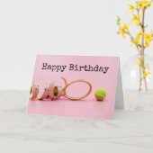 テニスボールとラケットのハッピーバースデーをピンクのカードに入れる カード (黄色い花)
