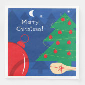 テニスボールとラケットを持つ冬のクリスマスツリー (正面)