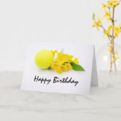 テニスボールと花を持つテニスの誕生日カード カード (黄色い花)