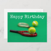 テニスボールと赤ラケットを緑のハッピーバースデー ポストカード (正面/裏面)