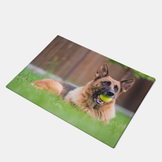 テニスボールのあるドイツの羊飼い ドアマット (アングル)