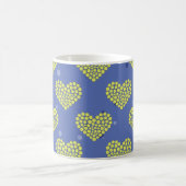 テニスボールのハート形状 – パターン コーヒーマグカップ (中央)