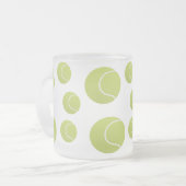テニスボールのパターン フロストグラスマグカップ (正面左)