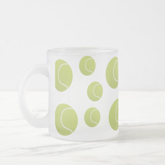 テニスボールのパターン フロストグラスマグカップ (左)