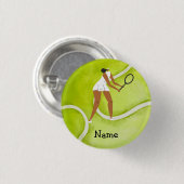 テニスボールの背景にテニスの女性プレーヤー 缶バッジ (正面&裏面)