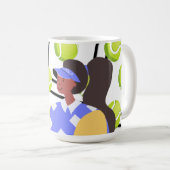 テニスボールの背景を持つテニスプレーヤー コーヒーマグカップ (正面右)