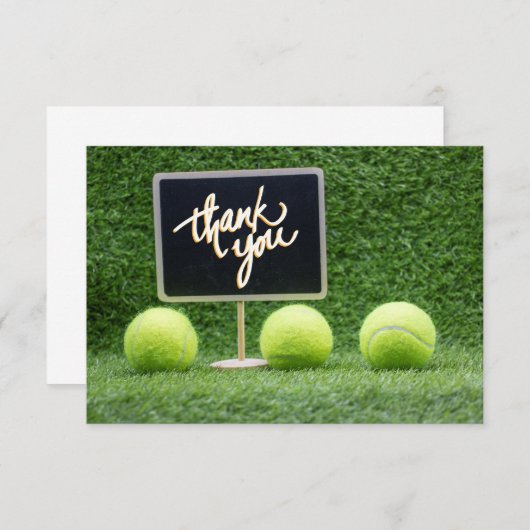 テニスボールはチャルクボードを使った緑の草の上にある サンキューカード (正面/裏面)