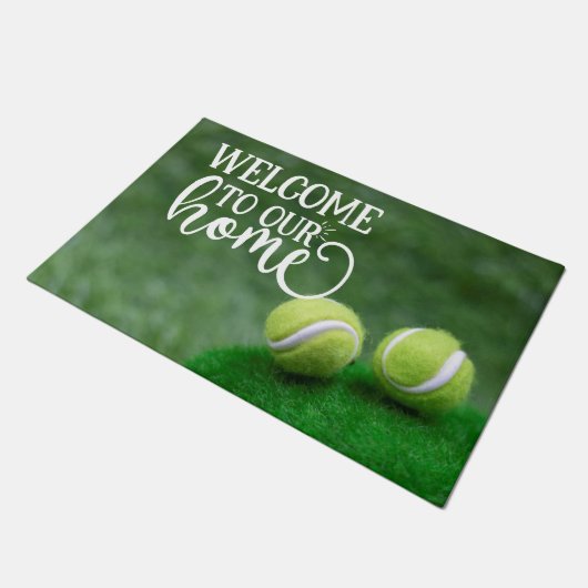 テニスボールは緑の芝生の歓迎されている ドアマット (アングル)