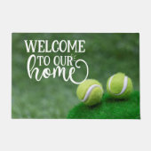 テニスボールは緑の芝生の歓迎されている ドアマット (正面)