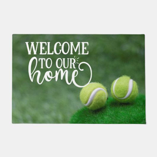テニスボールは緑の芝生の歓迎されている ドアマット (正面)