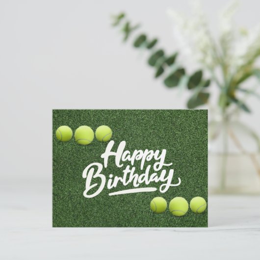 テニスボールは緑の草の誕生日にある ポストカード (スタンド正面)