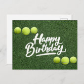 テニスボールは緑の草の誕生日にある ポストカード (正面/裏面)