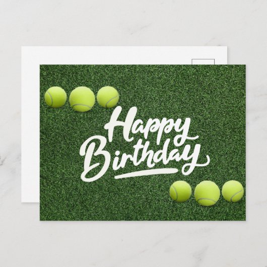 テニスボールは緑の草の誕生日にある ポストカード (正面/裏面)