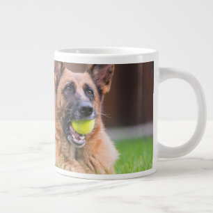 テニスボールを持つドイツ人の羊飼い ジャンボコーヒーマグカップ