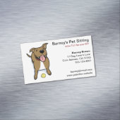 テニスボールを持つ大きな茶色の漫画の犬 マグネット名刺 (インサイチュ)