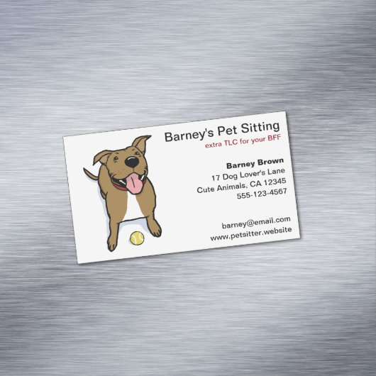 テニスボールを持つ大きな茶色の漫画の犬 マグネット名刺 (インサイチュ)