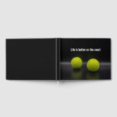テニスボールを黒いバックグラウンドでコートで生きる ゲストブック (全面)