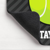 テニスボールオンブラック&ダークグレーストライプボール マウスパッド (コーナー)