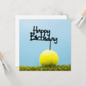 テニスボールハッピーバースデーサイン入り青空 カード (正面/裏面インサイチュ)