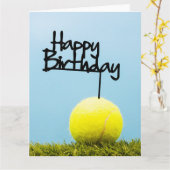 テニスボールハッピーバースデーサイン入り青空 カード (黄色い花)
