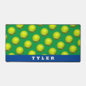 テニスボールパターはっきりしたン、ホワイトネーム、青と緑 デスクマット (正面)