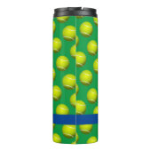 テニスボールパターン、ホワイトネーム、青と緑 タンブラー (裏面)