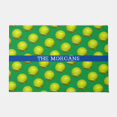 テニスボールパターン、ホワイトネーム、青と緑 ドアマット (正面)