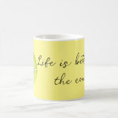テニスボールライフはコートの方が良い コーヒーマグカップ (中央)