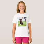 テニスボール付きチョコラブラドール子犬 Tシャツ (正面フル)