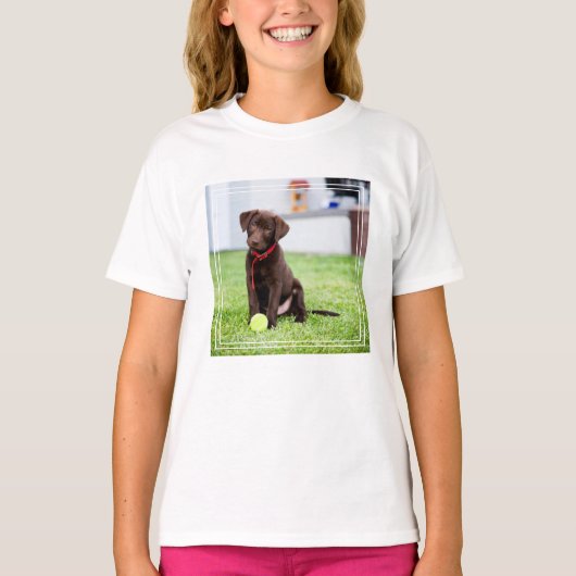 テニスボール付きチョコラブラドール子犬 Tシャツ (正面)