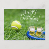 テニスボール誕生日カード付きビールのグラス ポストカード (正面)