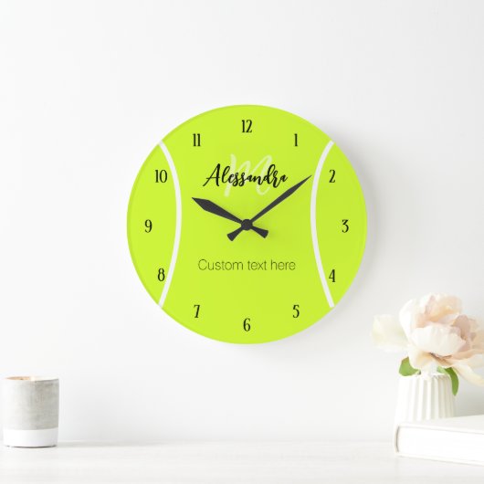 テニスボール選手の名前モノグラム ラージ壁時計 (ホーム)